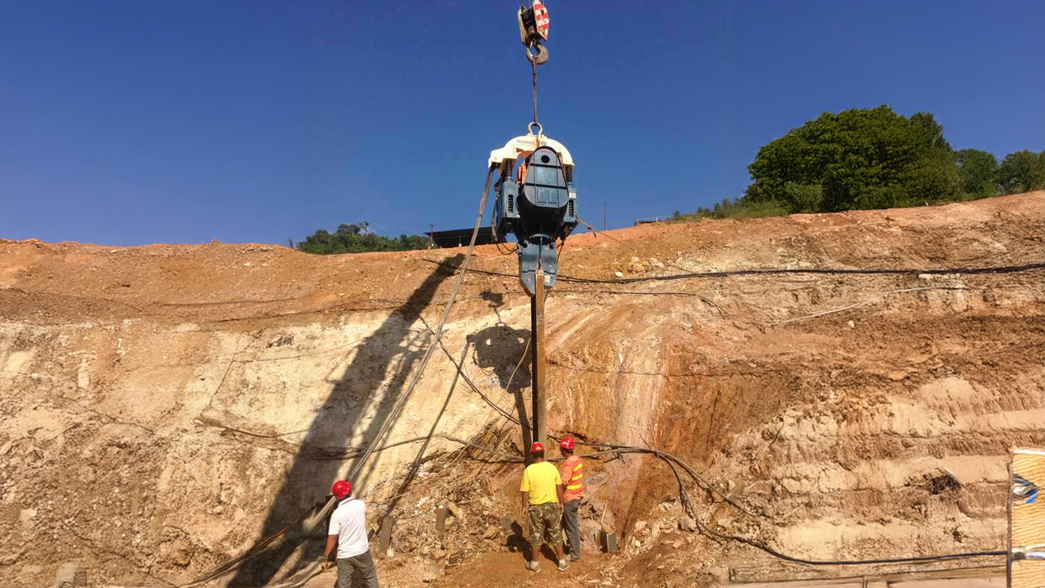 DZ-60 Electric vibratory hammer