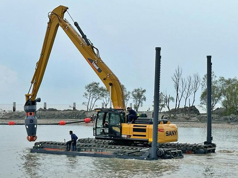 Amphibious Excavators